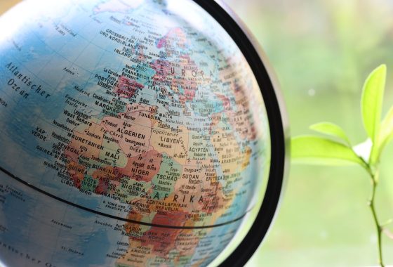 壹号国际全球供应链示意图——欧洲、日本、北美三大直采中心与国内保税仓联动的物流网络，蓝色调专业感强
